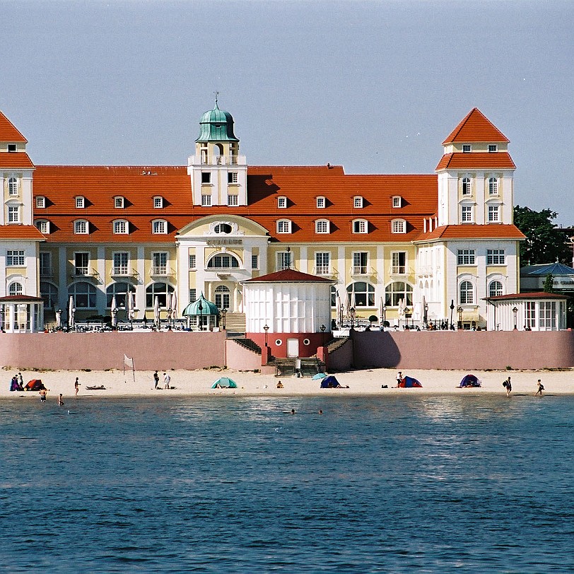 Ruegen [010] Prächtige weiße Villen aus aus der Zeit der Jahrhundertwende säumen die Strandpromenade in Binz, und bestimmen das das Bild des größten Ostseebades der Insel...