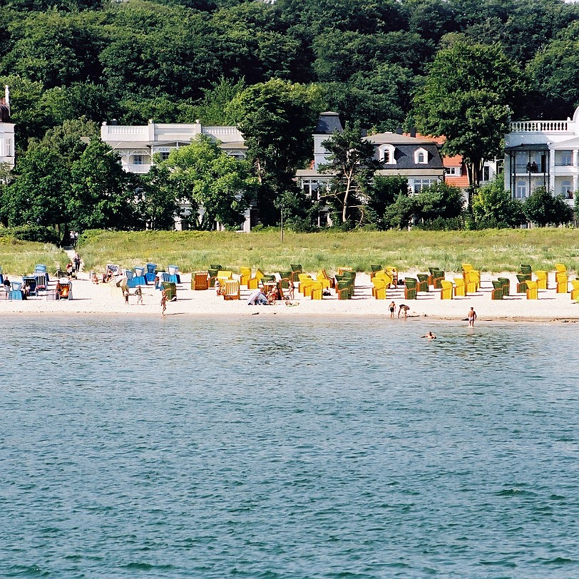 Ruegen [011] Binz, 1318 als Fischerdorf Byntze erstmals urkundlich erwähnt, ist das größte Seebad der Insel Rügen und liegt an einer der zauberhaftesten Buchten der Insel,...