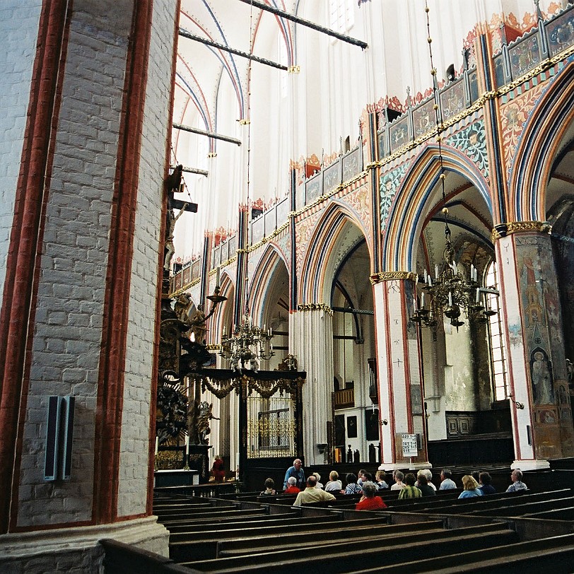 Ruegen [019] Die Nikolaikirche am Alten Markt, benannt nach dem Heiligen Nicolaus, dem Schutzpatron der Seefahrer; bildet zusammen mit dem Rathaus eine architektonische...