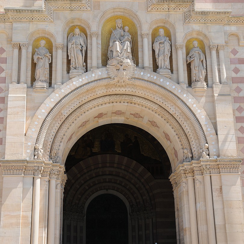 Index Der Wechsel von rotem und weißem Stein war auch eine Bauform der romanisch-salischen Periode. Der Steinwechsel der neuromanischen Fassade mit dem Wechsel von...