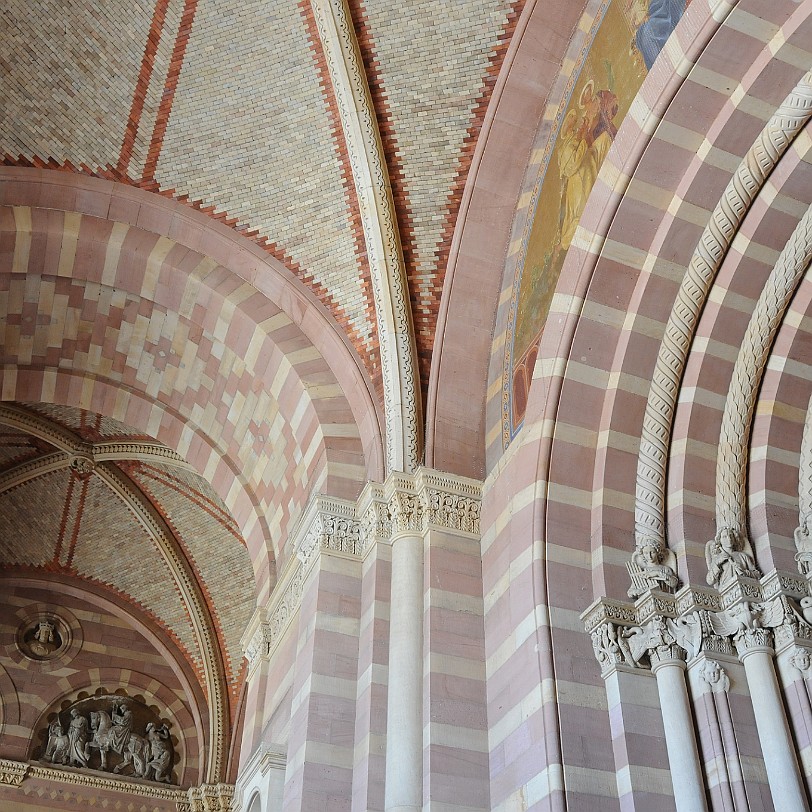 Index Der salische Kaiser Konrad II. gründete um 1030 den Bau mit dem Ziel, die größte Kirche des Abendlandes zu bauen. Eine Legende berichtet, Konrad habe in aller...