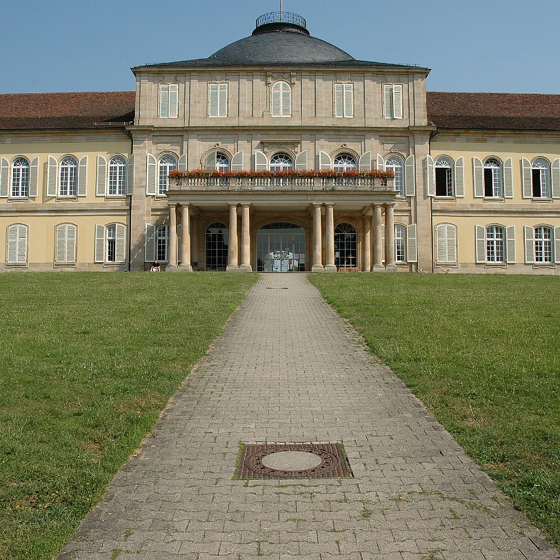 DSC_5503 Auf dem Gelände standen zuvor die Gutsgebäude der Herren von Hohenheim, zu deren Geschlecht auch der als Paracelsus bekannt gewordene Humanist Theophrast...