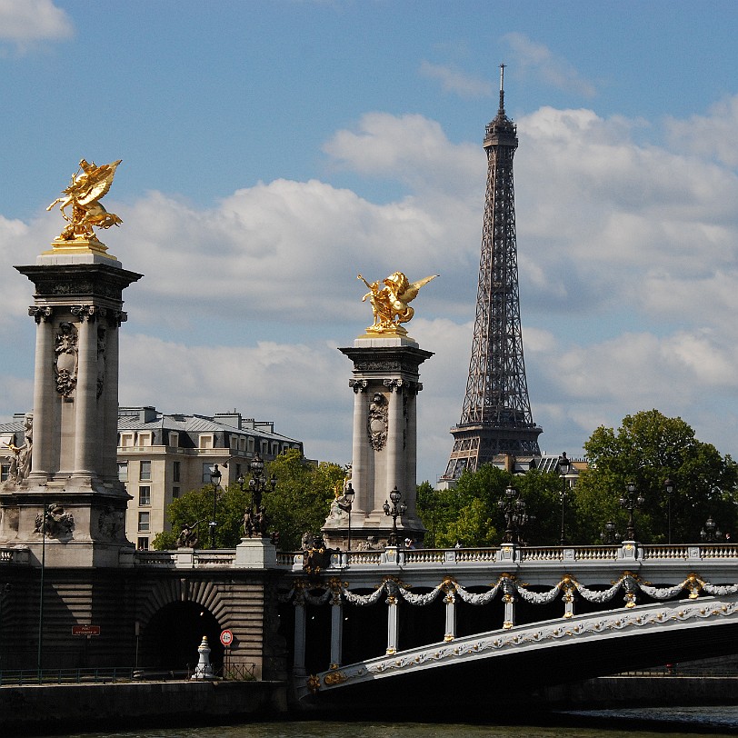 DSC_4021 Frankreich, Paris Pont Alexandre III  1900  ein 109 m langer Eisenbogen (vorgefertigt bei Creusot)  Architekten Jean Résal, Amédée Alby, Cassien-Bernard,...