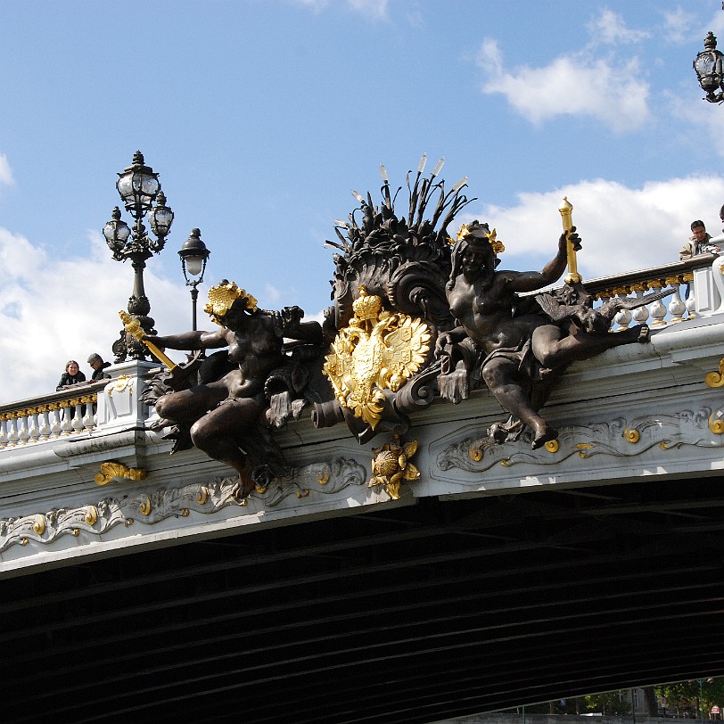 DSC_4024 Frankreich, Paris Pont Alexandre III  1900  ein 109 m langer Eisenbogen (vorgefertigt bei Creusot)  Architekten Jean Résal, Amédée Alby, Cassien-Bernard,...