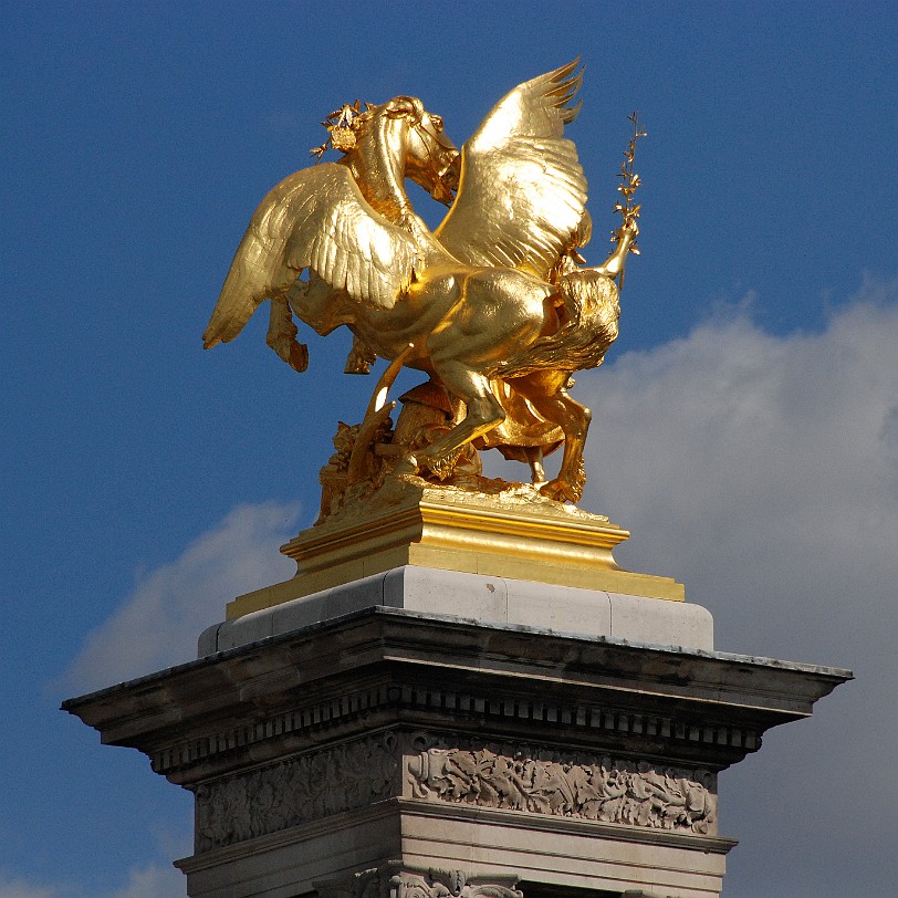 DSC_4042 Frankreich, Paris Pont Alexandre III  1900  ein 109 m langer Eisenbogen (vorgefertigt bei Creusot)  Architekten Jean Résal, Amédée Alby, Cassien-Bernard,...