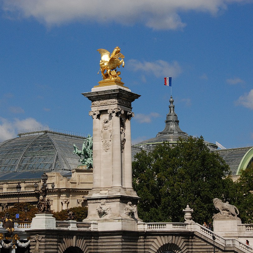 DSC_4045 Frankreich, Paris Pont Alexandre III  1900  ein 109 m langer Eisenbogen (vorgefertigt bei Creusot)  Architekten Jean Résal, Amédée Alby, Cassien-Bernard,...