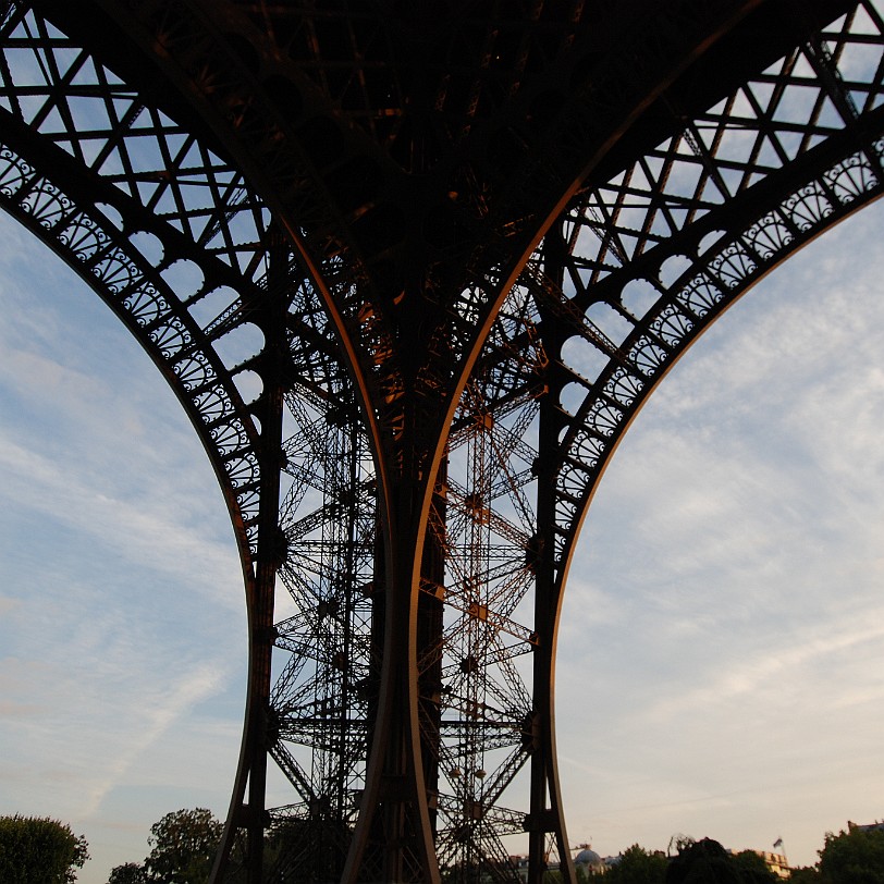 DSC_3759 Frankreich, Paris, Eiffelturm Das Turmfachwerk besteht aus besonderem Stahl , der im Puddelverfahren verarbeitet wurde, was zu seiner Haltbarkeit bis heute...