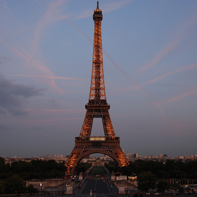DSC_3784 Frankreich, Paris, Eiffelturm Etwa alle sieben Jahre muss der Eiffelturm (200.000 Quadratmeter Fläche) mit etwa 60 Tonnen Farbe angestrichen werden. Der...