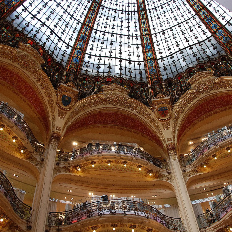 DSC_4434 Frankreich, Paris, Galeries Lafayette Die Galeries Lafayette sind eine große traditionsreiche französische Kaufhauskette. Das Stammhaus in Paris, eines der...