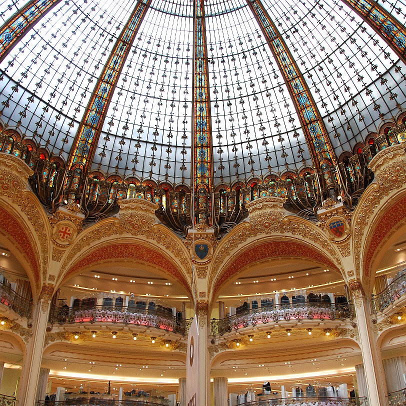 DSC_4437 Frankreich, Paris, Galeries Lafayette 1893 eröffnet der Kaufmann Théophile Bader gemeinsam mit seinem Cousin Alphonse Kahn ein Wäschemodegeschäft mit einer...