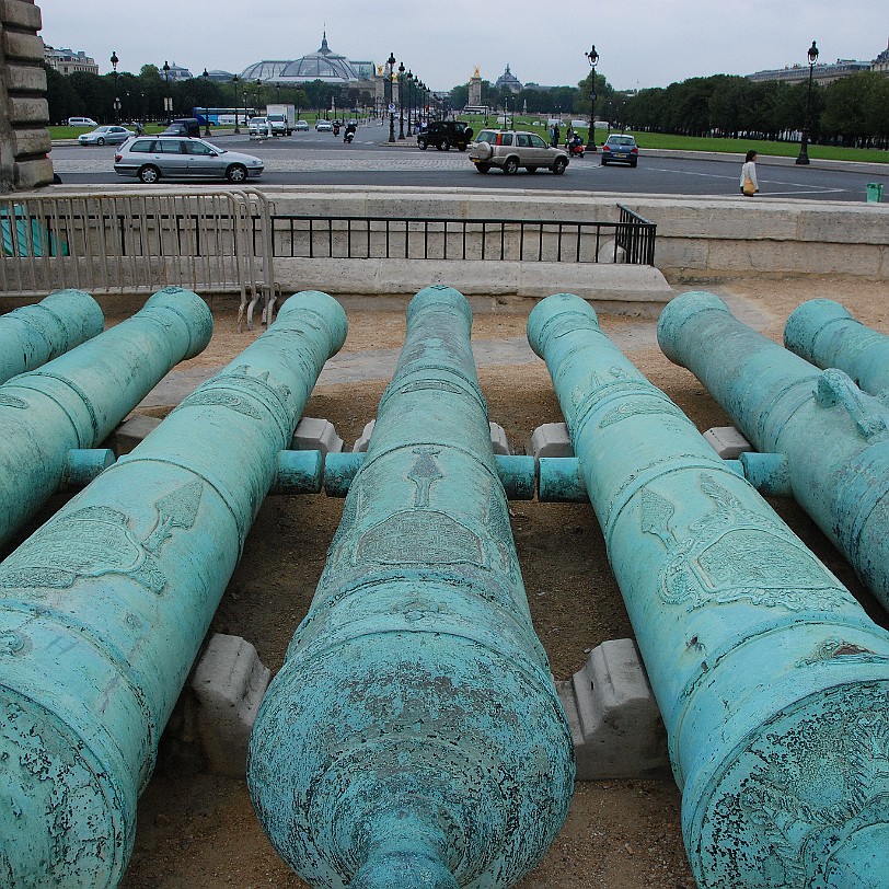 DSC_4742 Frankreich, Paris, Hotel des Invalides Wie es sich für eine Soldatenstätte gehört, ist der Vorplatz, die Esplanade mit historischen Kanonen des 17. und 18. Jhs....