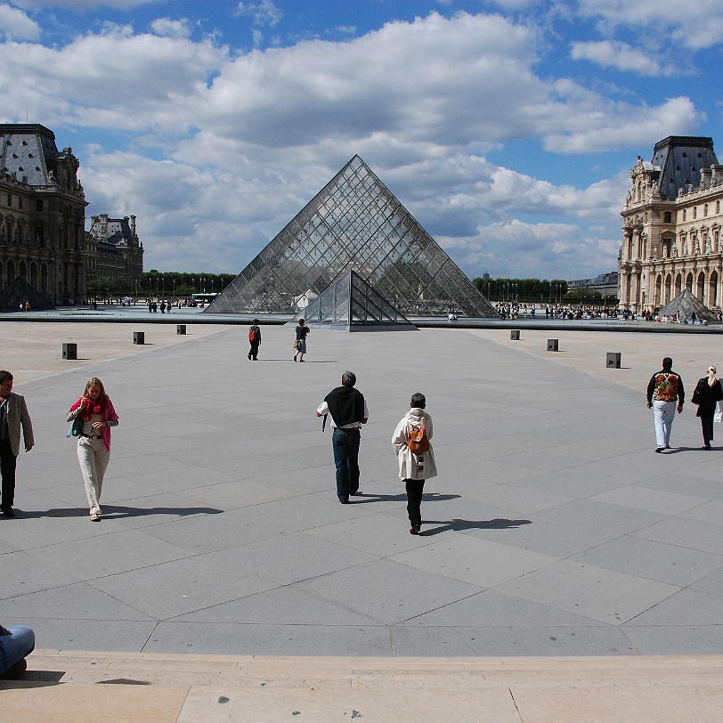 DSC_4070 Frankreich, Paris, Louvre Ursprünglich war der Louvre im 12. Jahrhundert unter Philippe-Auguste ein trutziger Zweckbau, eine kompakte Festung im Donjon-Stil zum...