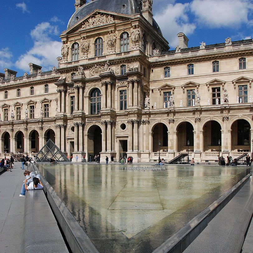 DSC_4078 Frankreich, Paris, Louvre Um 1190 beginnt man auf Anweisung Philipp II. mit der Errichtung einer Burg, die um 1200 weitgehend fertig gestellt war. Dieses...