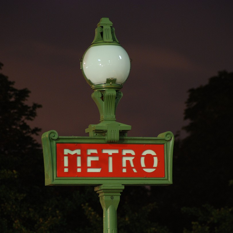 DSC_3828 Frankreich, Paris, Metro Die Pariser Métro ist das U-Bahnnetz der französischen Hauptstadt und ist nach London (1863), Glasgow und Budapest (beide 1896) die...