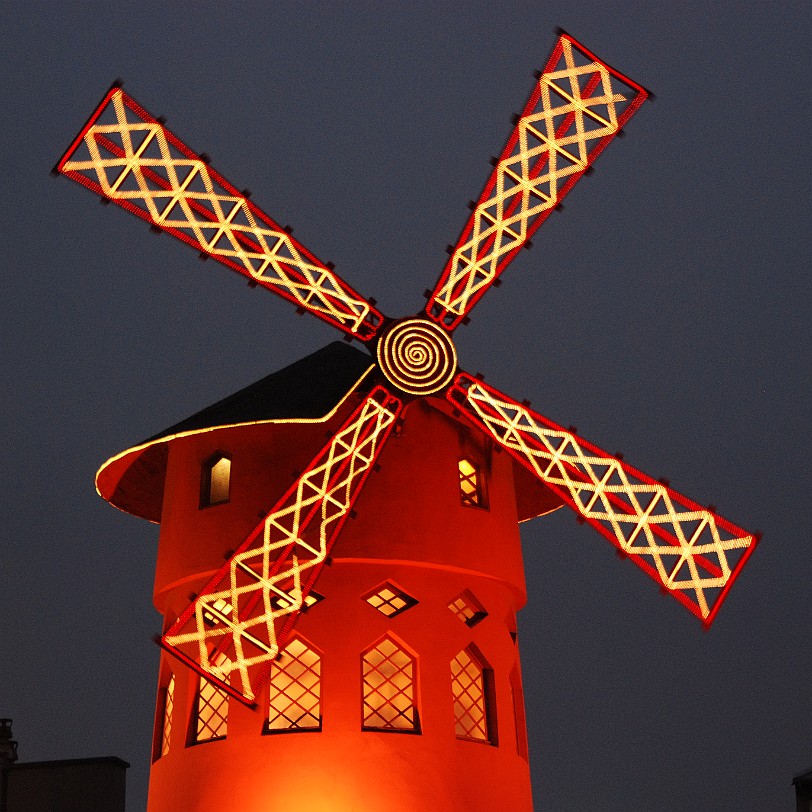 DSC_4524 Frankreich, Paris, Montmartre Das Moulin Rouge (frz. Rote Mühle) ist ein Varieté im Pariser Viertel Montmartre am Place Blanche (82, Boulevard de Clichy, 75018...