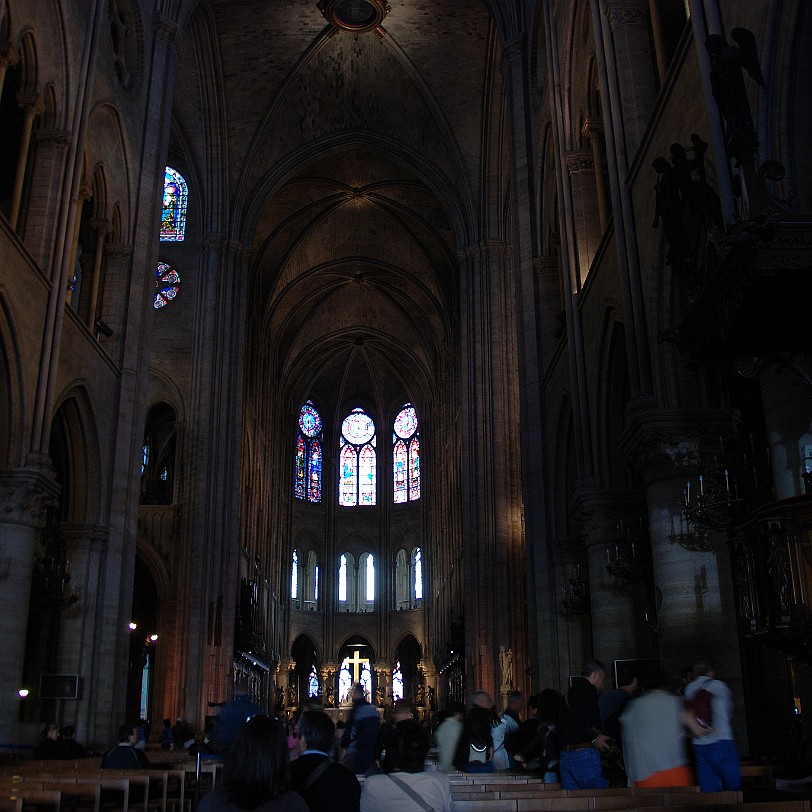 DSC_3919 Frankreich, Paris, Notre Dame Der Bau wurde im Jahr 1163 unter Bischof Maurice de Sully mit dem Bau des Chores begonnen. Nach dessen Fertigstellung 1182 folgte...