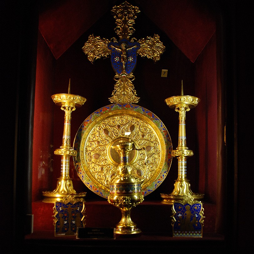 DSC_3949 Frankreich, Paris, Notre Dame In einem Anbau kann ein Teil des Kirchenschatzes besichtigt werden. Neben alten Kelchen und Gewändern finden sich hier alte...