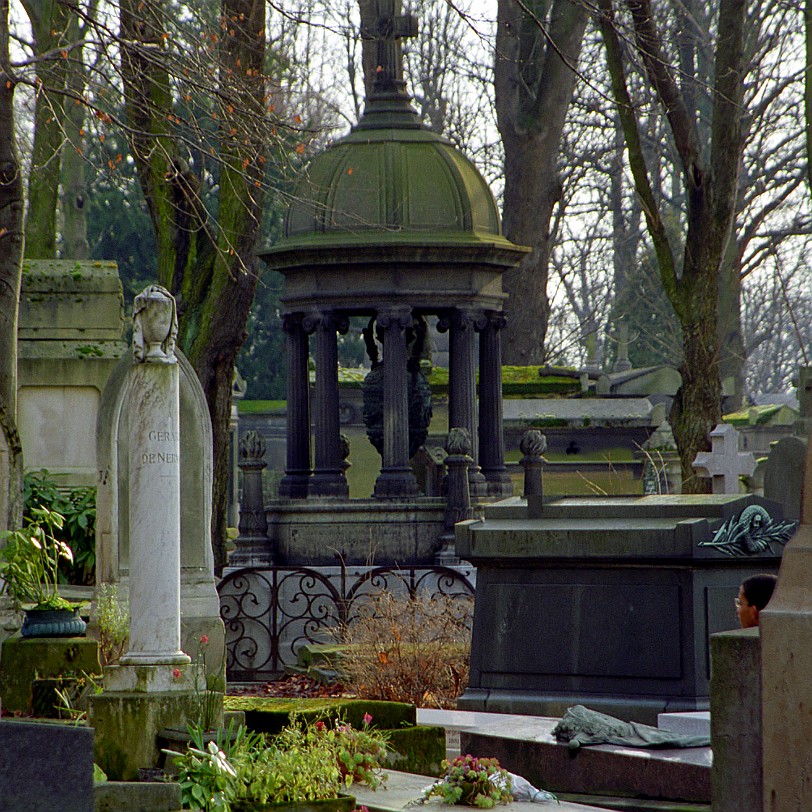 Paris [012] Frankreich, Paris, Père Lachaise At the time of its opening, the cemetery was seen as too far from the city and attracted few funerals. So the administrators...