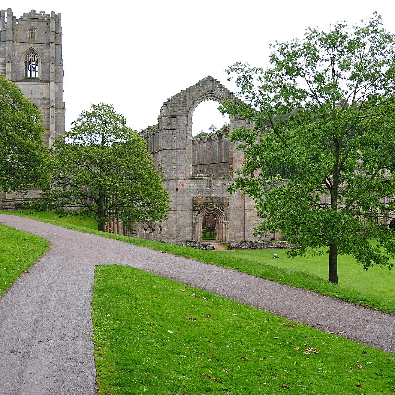DSC_8383 Fountains Abbey ist die Ruine eines Zisterzienserklosters in North Yorkshire und ist heute Teil einer großen Parkanlage. Das Kloster wurde 1132 gegründet und...