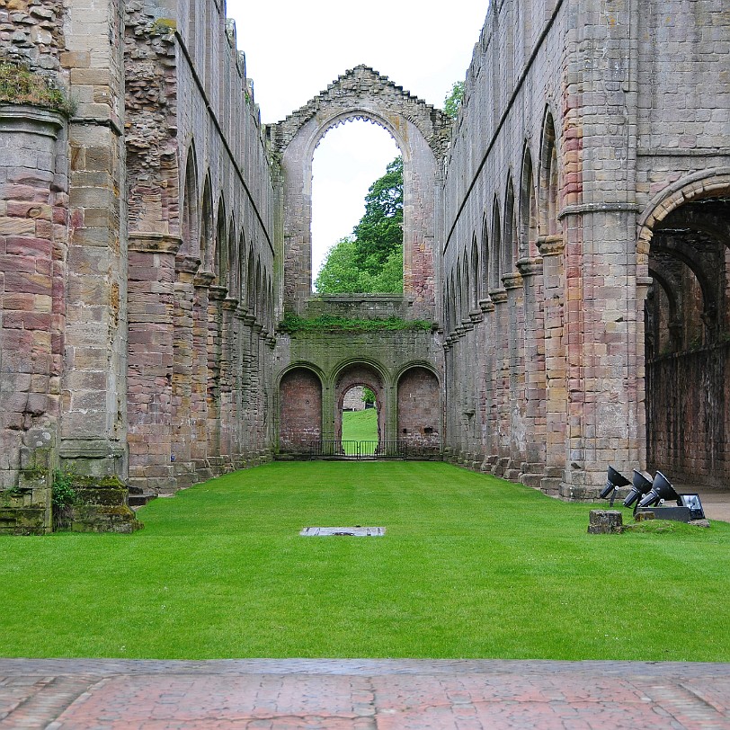DSC_8391 Das Kloster wurde im Jahr 1132 von 13 Mönchen gegründet, die nach einem Streit um die Ausrichtung der Glaubensgemeinschaft aus der St.Marys' Abbey in York...