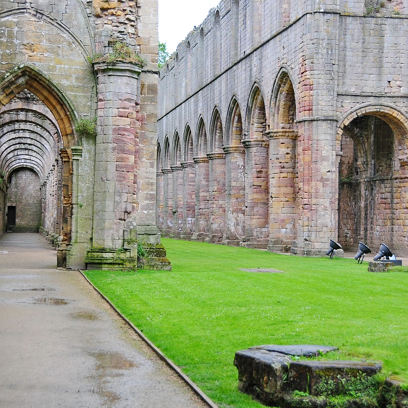 DSC_8392 Im 14. Jahrhundert führten neben einer Wirtschaftskrise die Pest, schottische Raubzüge und schlechte Ernten genau wie die finanzielle Misswirtschaft der...