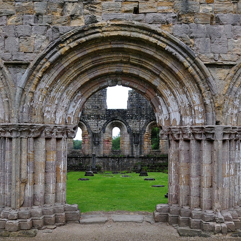 DSC_8399 Die Abtei wurde zusammen mit dem umliegenden Park mehrfach verkauft und im 18. und 19. Jahrhundert auch teilweise restauriert. Bereits im 19. Jahrhundert war...