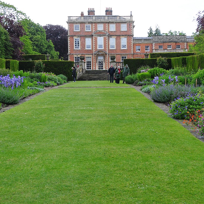 DSC_8517 The beautiful double herbaceous border, a length of 140m, is one of the longest in Europe. Structurally laid out by Major Compton in the 1930s, it was during...