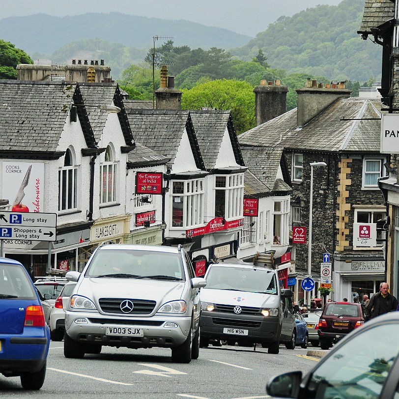 DSC_8730 Bis zum Bau der Eisenbahnstrecke der Kendal and Windermere Railway trug Windermere den Namen Birthwaite; durch die Eisenbahn wurde die Entwicklung des Dorfes...