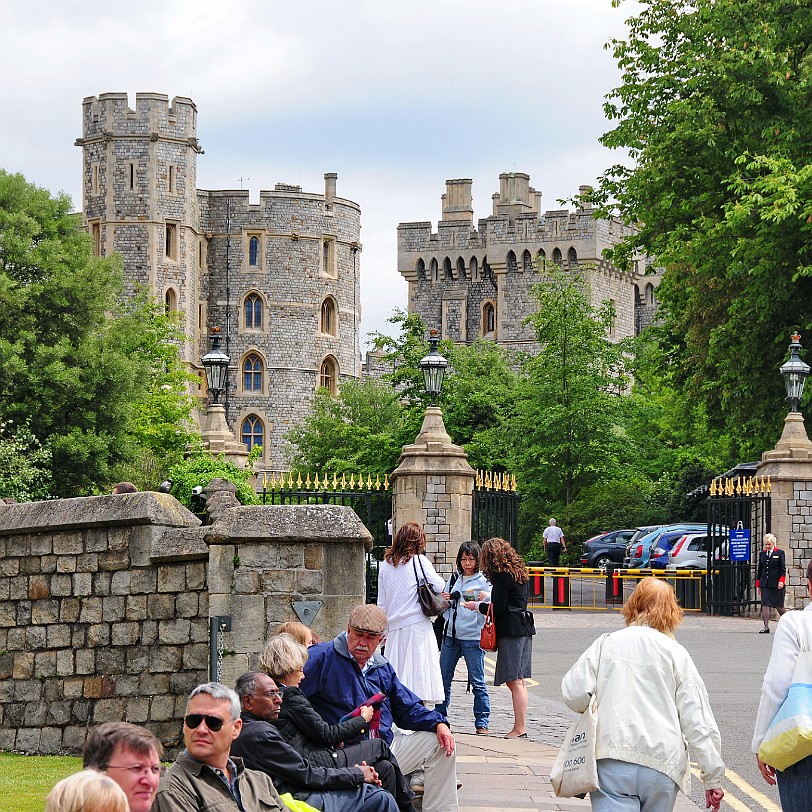 DSC_9719 Windsor Castle, auf deutsch auch Schloss Windsor, ist das größte private und älteste durchgängig bewohnte Schloss der Welt. Zusammen mit dem Buckingham Palace...