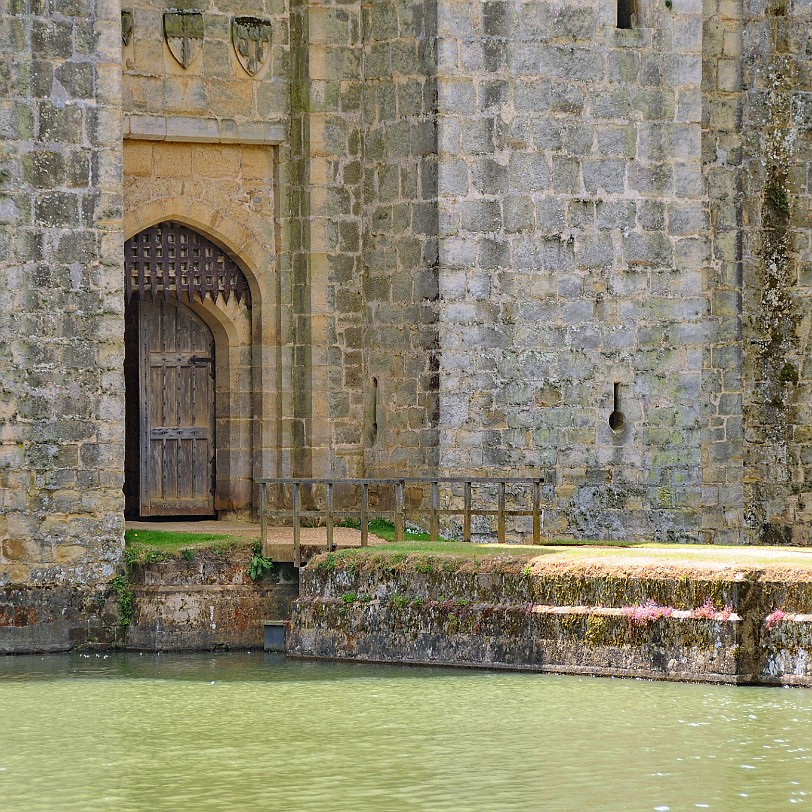 DSC_9892 Zur gleichen Zeit erhielt er die Lizenz, einen Wasserlauf von Dalyngreggesbay nördlich in Saleshurst nach Bodiam zu leiten, um dort eine Wassermühle zu...