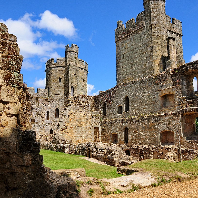 DSC_9924 Bodiam Castle wird komplett von einem breiten Wassergraben umgeben. An der Südseite befindet sich ein zentraler Turm mit einem zweiten Ausgang, rechts davon der...