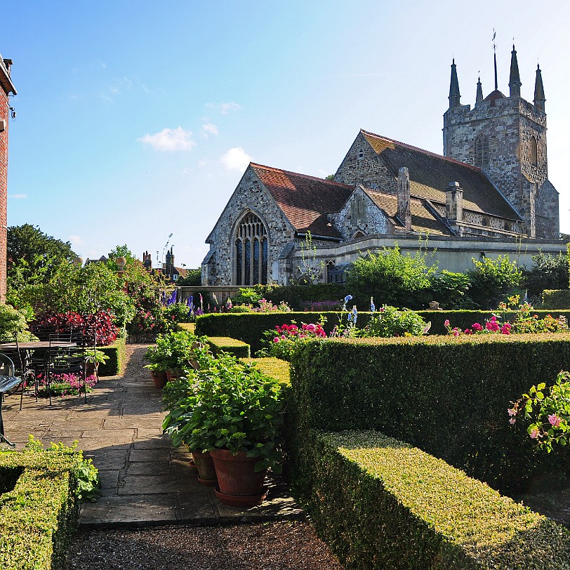 DSC_0051 Hailsham, Hailsham Grange, East Sussex, Bed & Breakfast On English standards the garden at Hailsham Grange is of relatively small size being just on one acre,...