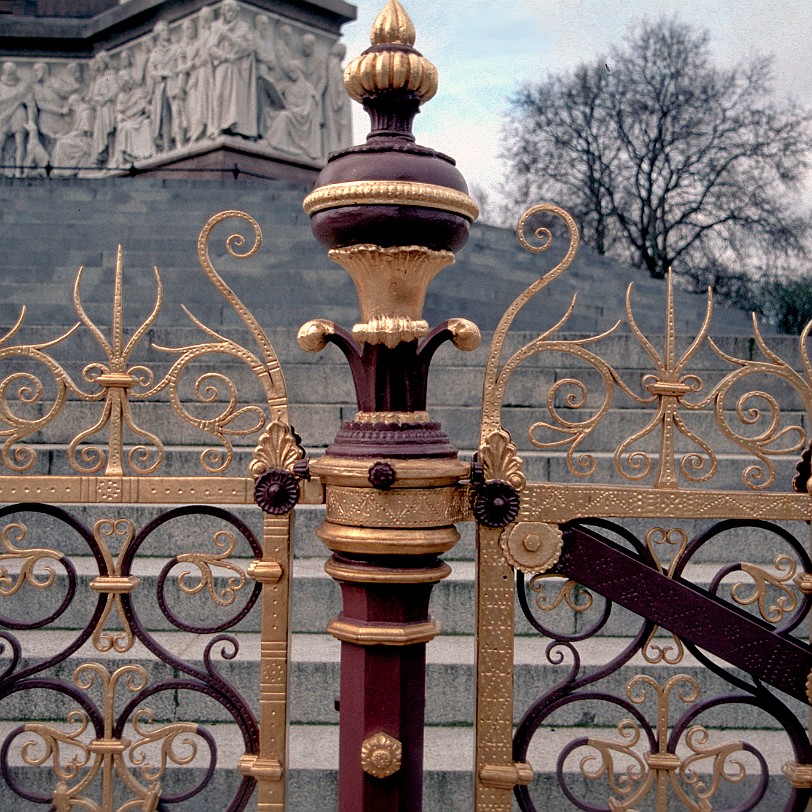 London [040]