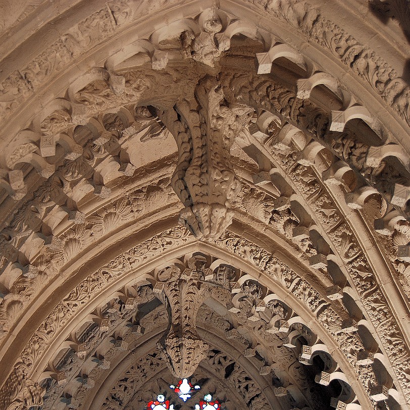 DSC_3358 Großbritannien, Schottland, Roslin, Rosslyn Chapel Unter den komplizierten Steinmetzarbeiten ist eine Sequenz von dreizehn Kästen mit unterschiedlichen Mustern,...