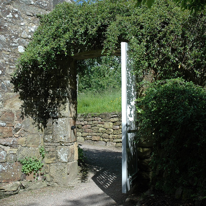 [D-0917] Elizabethan manor house with fine interiors and delightful garden A 'hidden gem', tucked away in the Cornish countryside. Elizabethan manor famed for its...