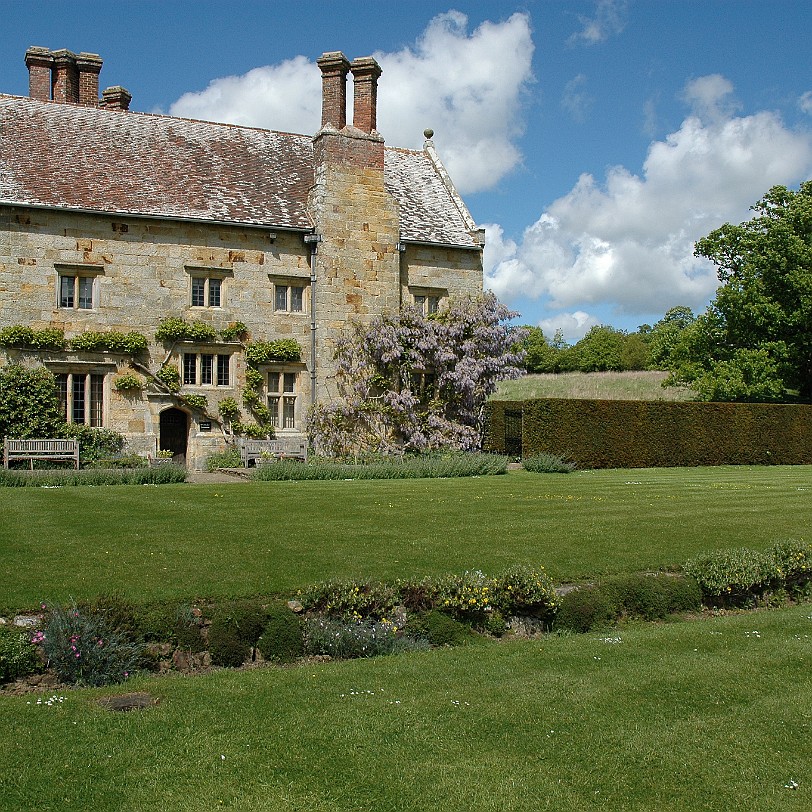 [D-0251] The perfect retreat Bateman's was Kipling's idea of home - a sanctuary, private and protective, away from the noise of village and road, embedded in the richly...