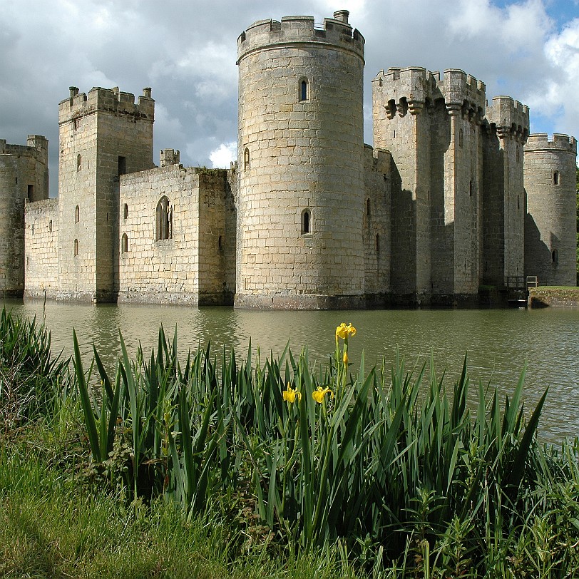 [D-0200] In 1385 Sir Edward Dalyngrigge, a royal councillor and veteran of the wars with France, received permission from the King to build a castle on his manor at...