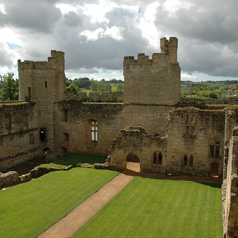 [D-0207] Romantic ruin Although it appears never to have seen a battle, records indicate that it was besieged on two occasions, during the Wars of the Roses and the...