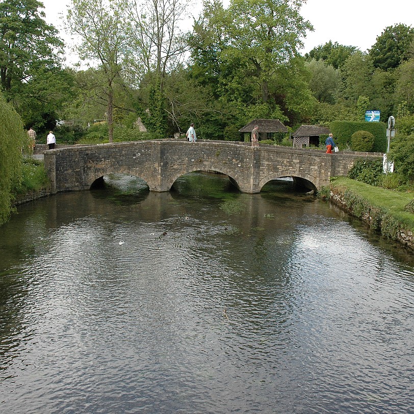 [D-1071] The Cotswolds offer excellent walking, superb views and some of the most charming villages to be found anywhere in England, including Sherborne and Bibury which...