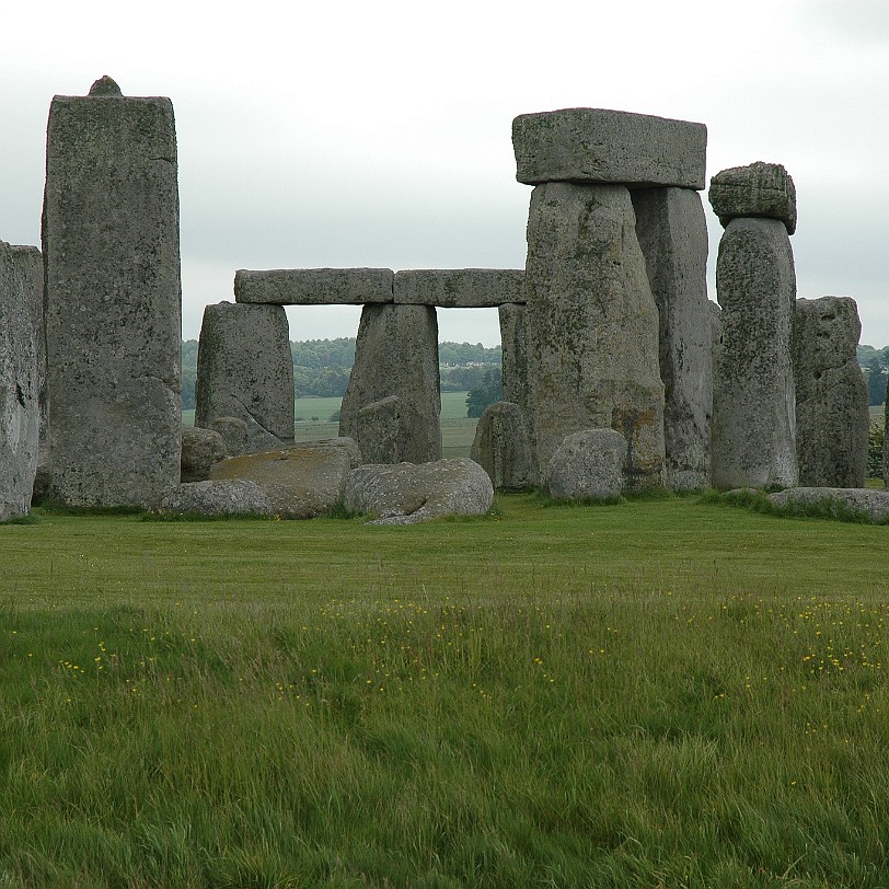 [D-0385] Long barrows The earliest monuments are the Neolithic communal burial places known as long barrows. One lies at the east end of a 3.8km long Middle Neolithic...