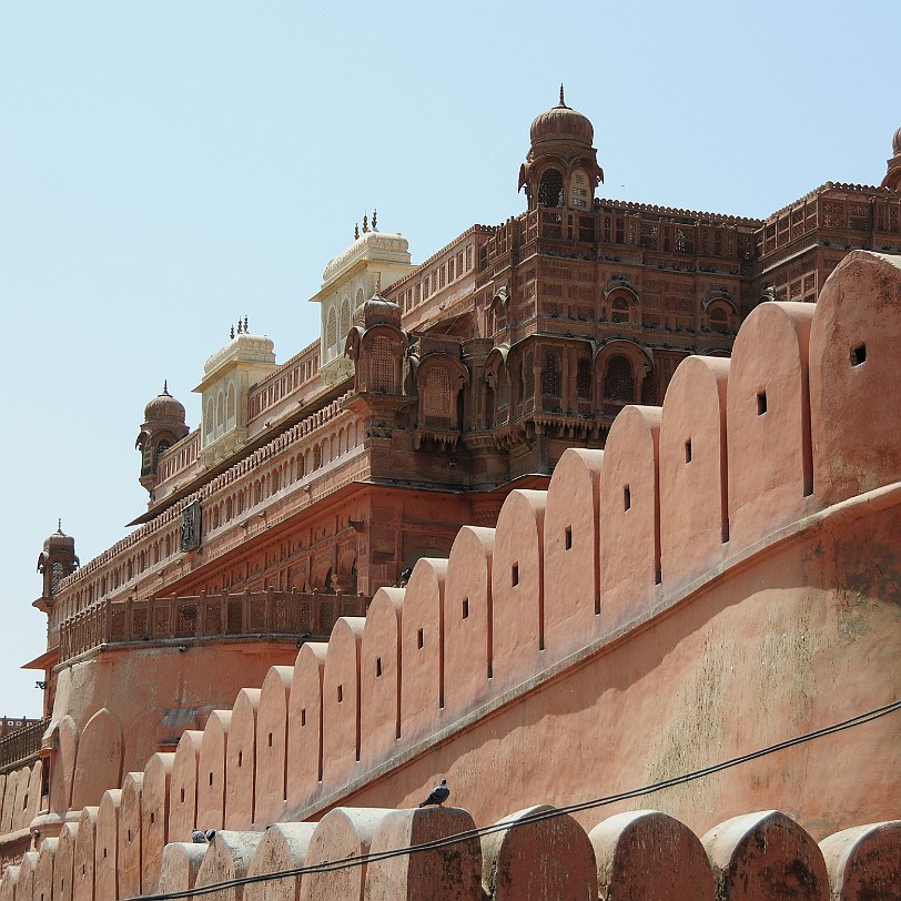 DSC_1800 Bikaner ist eine Stadt im Norden des indischen Bundesstaates Rajasthan mit etwa 550.000 Einwohnern. Rao Pikaji, ein nachgeborener und damit nicht...