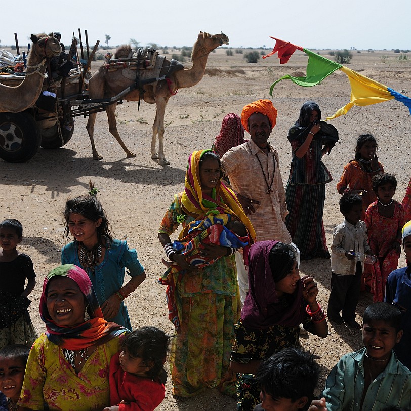 DSC_2095 Von Bikaner nach Jaisalmer. Eine Pilgergruppe in der Wüste Thar.