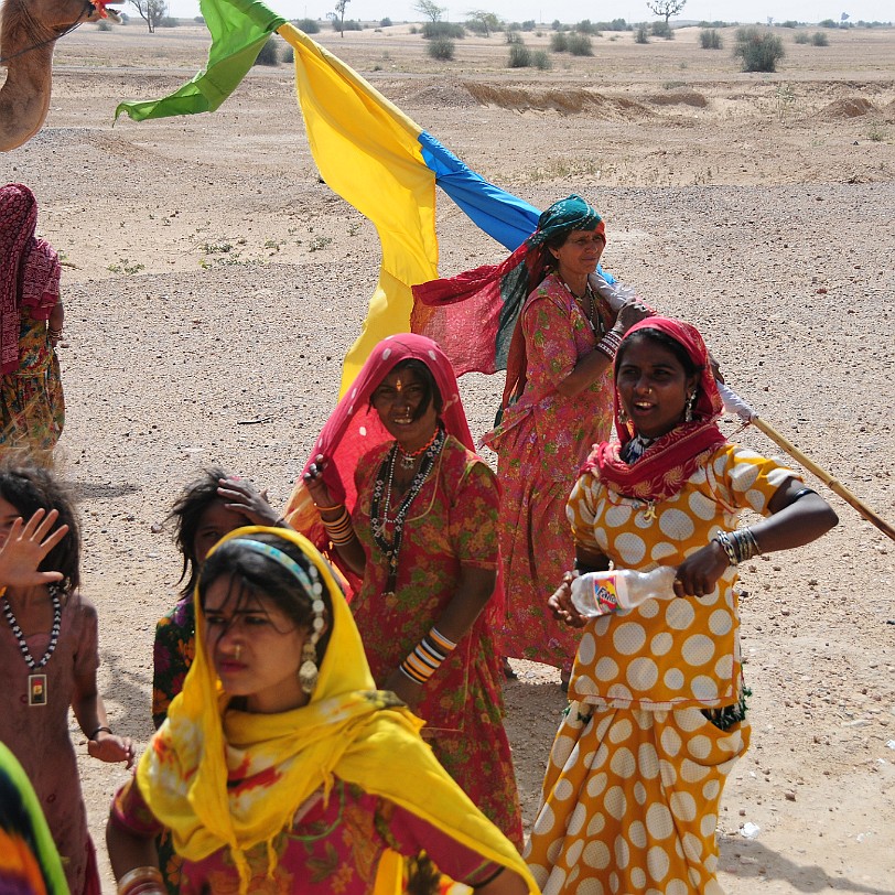 DSC_2098 Von Bikaner nach Jaisalmer. Eine Pilgergruppe in der Wüste Thar.