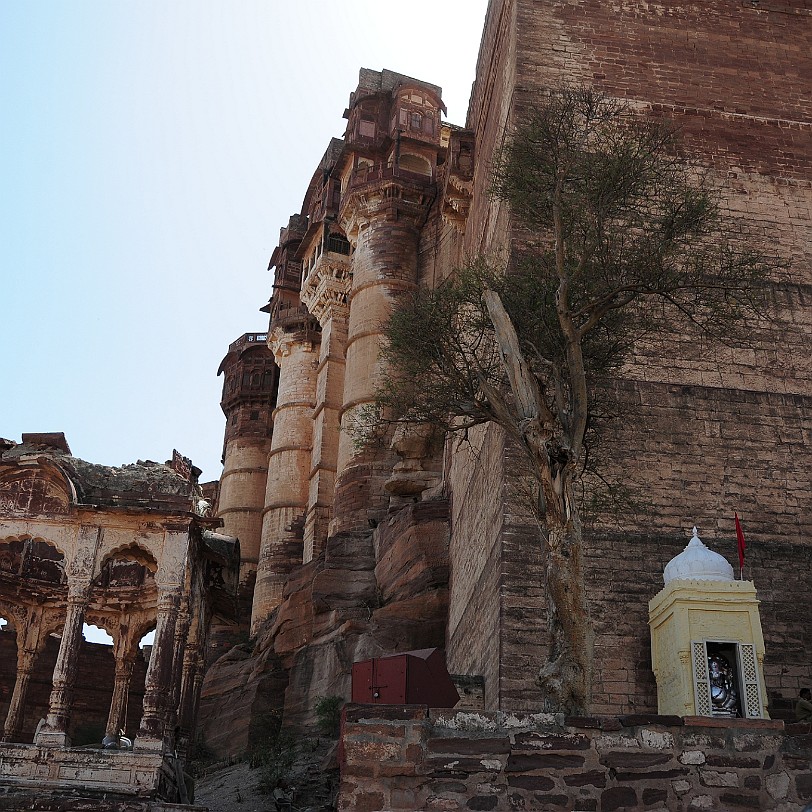 DSC_2691 Die Stadt wird überragt von der historischen Festungsanlage Meherangarh, welche auf einem Felsen liegt. Sie ist umgeben von einer 10 km langen Mauer mit acht...