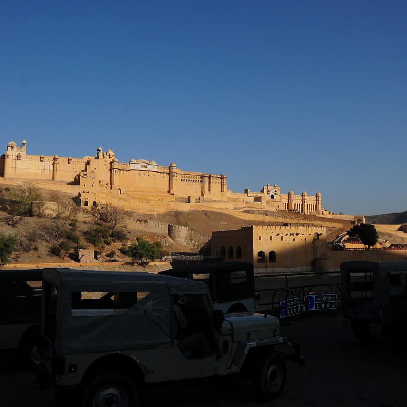 DSC_3254 Etwa 11 Kilometer von Jaipur entfernt liegt das Fort Amber, ein ehemaliger Königspalast der Kachchwaha-Dynastie, bevor Jaipur zur Residenzstadt wurde. Als...
