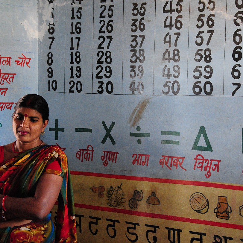 DSC_3532 Kilchipur: Ein Schulbesuch. Die Lehrerin führt die wohlerzogenen Kinden vor. Immerhin gibt es in Indien noch ein paaar Ohrfeigen. Mit dem Segen der Eltern.