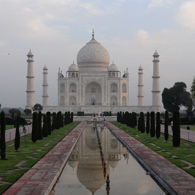 DSC_3686 Der Taj Mahal, Krone des Ortes bzw. Kronen-Palast ist ein 58 m hohes und 56 m breites Mausoleum (Grabmoschee), das in Agra im indischen Bundesstaat Uttar...