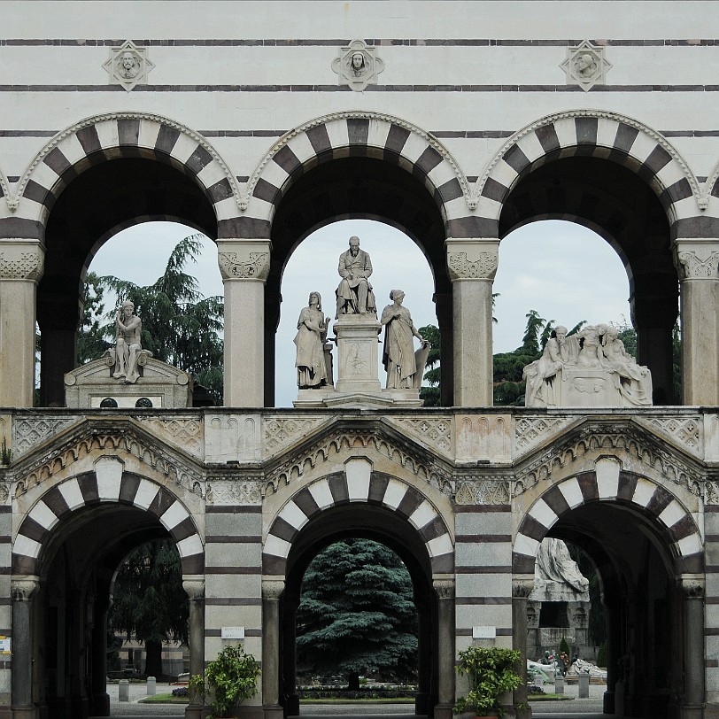 2013-07 Mailand [0002] Der Cimitero Monumentale von Mailand ist ein 1866 eröffneter Zentralfriedhof mit zahlreichen künstlerisch interessanten oder sonst berühmten Gräbern.