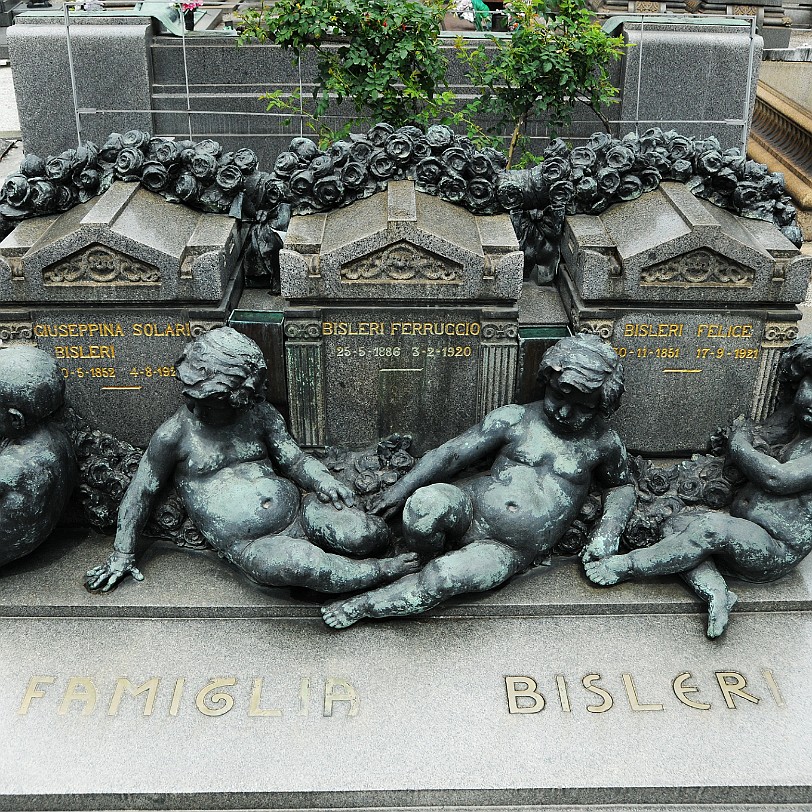 2013-07 Mailand [0005] Der Cimitero Monumentale von Mailand ist ein 1866 eröffneter Zentralfriedhof mit zahlreichen künstlerisch interessanten oder sonst berühmten Gräbern.