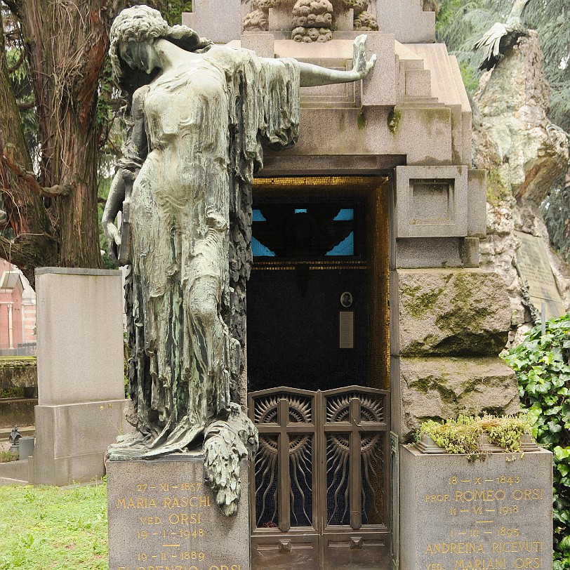2013-07 Mailand [0017] Der Cimitero Monumentale von Mailand ist ein 1866 eröffneter Zentralfriedhof mit zahlreichen künstlerisch interessanten oder sonst berühmten Gräbern.